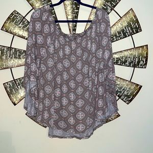 This is a beautiful mocha and pink dramatic bell sleeve top!